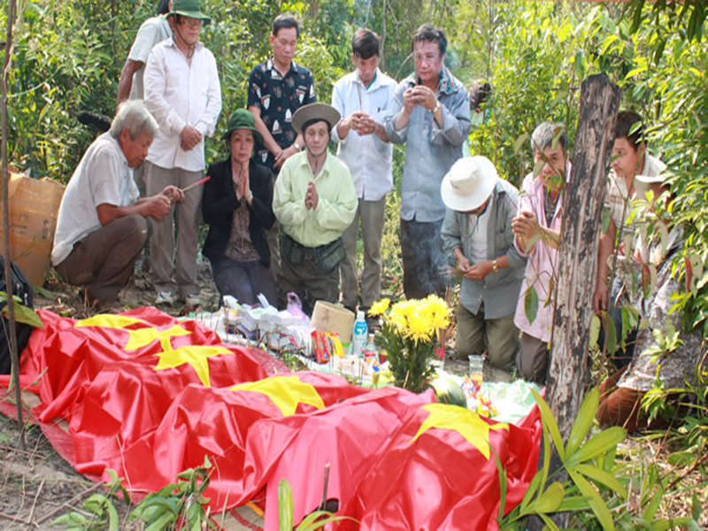 Ông Đại tá tìm mộ liệt sĩ và những chuyện khó lí giải